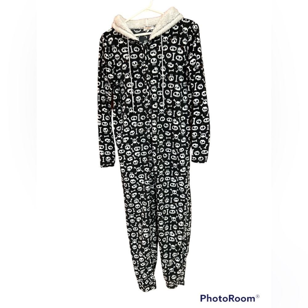 Happy Halloween Poof Skull & Crossbones Zippered Hooded Loungewear PJ Onsie Med